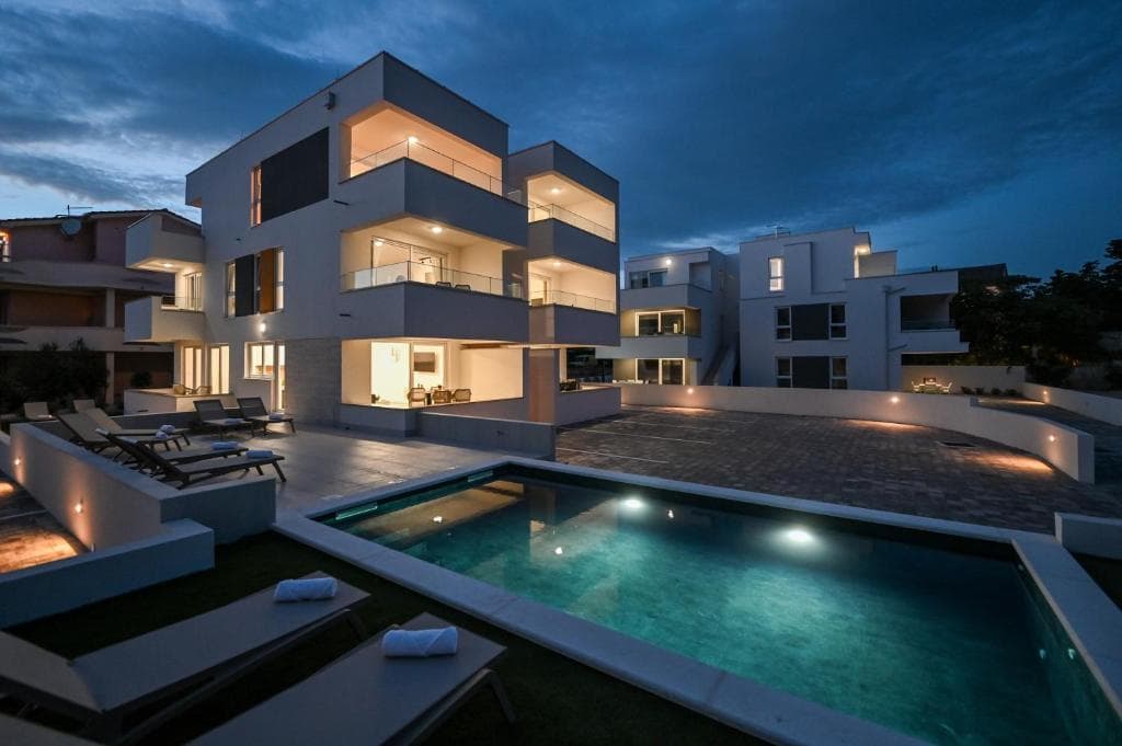 Appartements Break 6 directement au bord de la piscine à Novalja